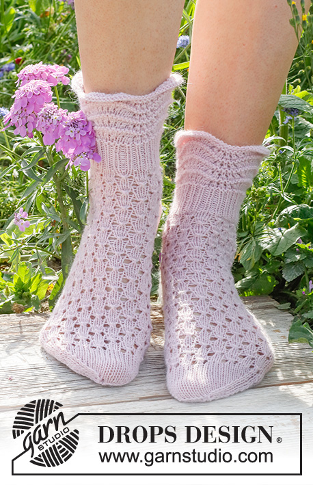 Daisy Dancing / DROPS 229-24 - Strikkede sokker i DROPS Nord. Arbejdet strikkes med hulmønster og bølgemønster. Størrelse 35 - 43.