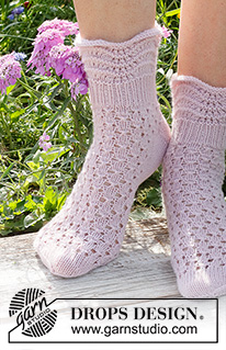 Daisy Dancing / DROPS 229-24 - Neulotut sukat DROPS Nord-langasta. Työssä on pitsineuletta ja aaltokuvioita. Koot 35-43.