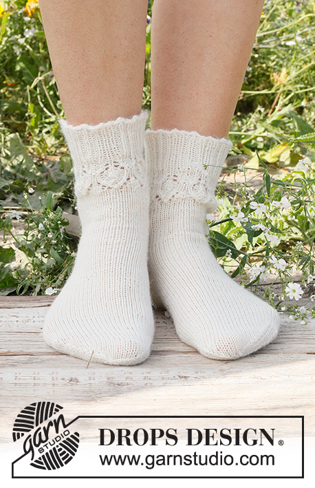 Meadow Mingle / DROPS 229-27 - Ponožky s krajkovým lemem a pikotkovým okrajem pletené z příze DROPS Fabel. Velikost 35 až 43