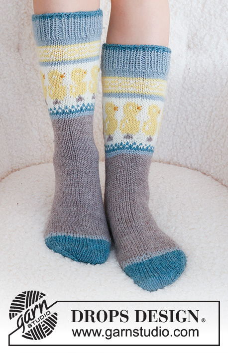 Dancing Chicken Socks / DROPS 229-33 - Meias tricotadas de cima para baixo em DROPS Karisma, com jacquard de pintainho da Páscoa. Do 35 ao 46. Tema: Páscoa.