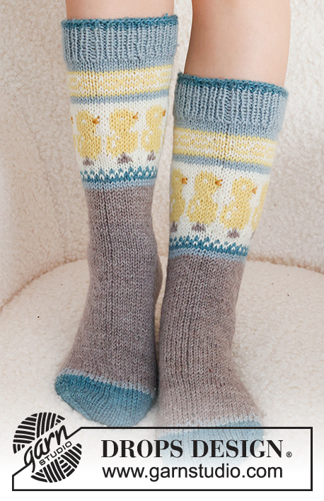 Dancing Chicken Socks / DROPS 229-33 - Ponožky s norským vzorem a velikonočními kuřátky pletené shora dolů z příze DROPS Karisma. Velikost 35 - 46. Motiv: Velikonoce.