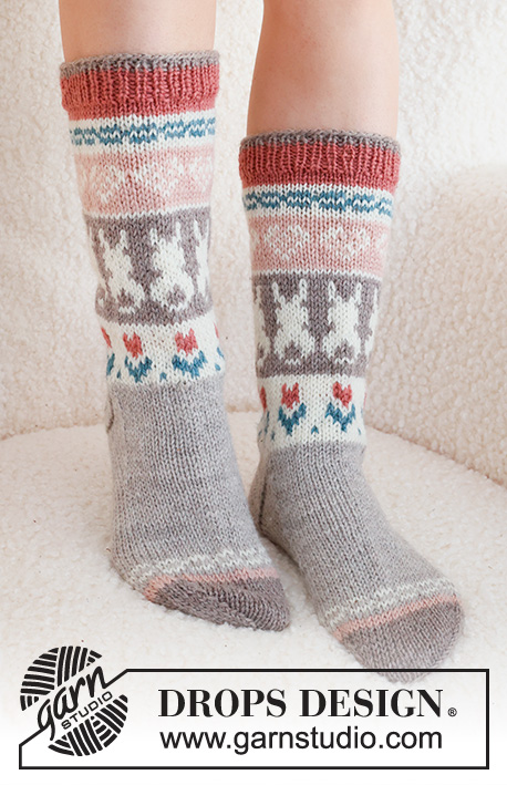 Dancing Bunny Socks / DROPS 229-34 - Chaussettes tricotées de haut en bas, en DROPS Karisma, en jersey, avec jacquard cœur, lapin de Pâques et fleurs. Du 35 au 46. Thème: Pâques.