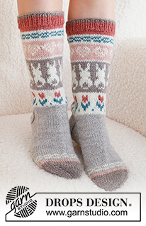 Dancing Bunny Socks / DROPS 229-34 - Ponožky s norským vzorem se srdíčky, zajíčky a kytičkami pletené shora dolů z příze DROPS Karisma. Velikost 35 – 46. Motiv: Velikonoce.