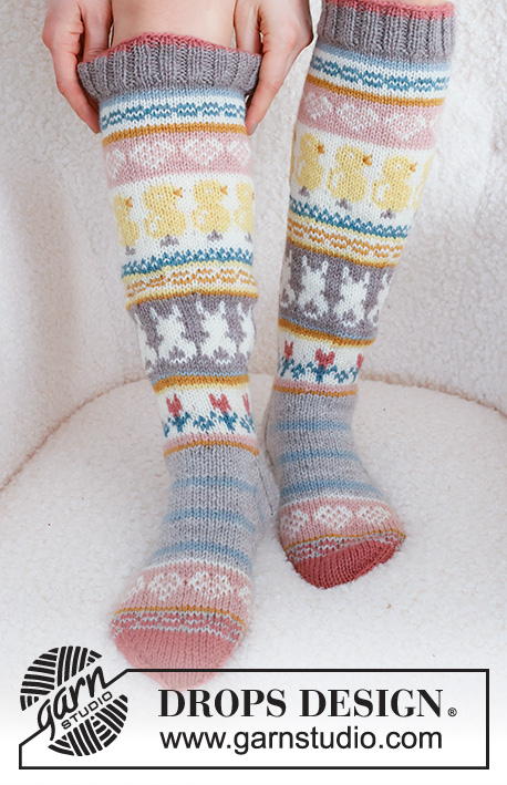 Easter Dance Socks / DROPS 229-35 - Chaussettes tricotées de haut en bas en DROPS Karisma, en jersey, avec jacquard cœur, poussin de Pâques, lapin de Pâques et fleurs. Du 35 au 43. Thème: Pâques.