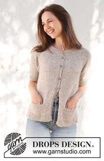 Daisy Lane Cardigan / DROPS 231-54 - Rozpinany sweter na drutach, przerabiany od góry do dołu, z zaokrąglonym karczkiem, dżersejem, kieszeniami, krótkim rękawem i pęknięciami na bokach, z włóczki DROPS Sky. Od XS do XXL.