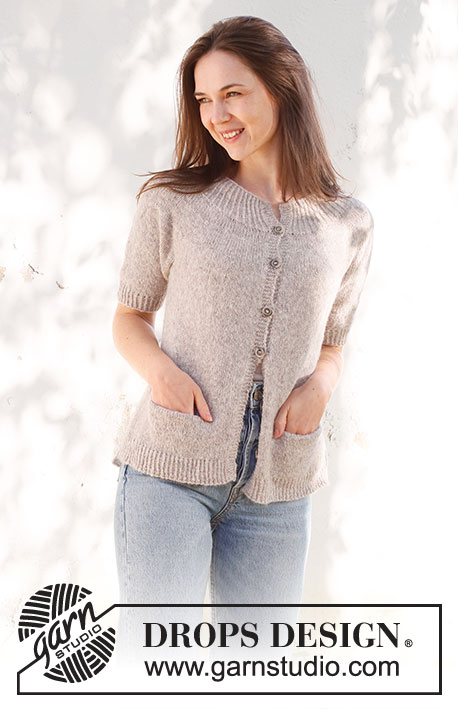 Daisy Lane Cardigan / DROPS 231-54 - Rozpinany sweter na drutach, przerabiany od góry do dołu, z zaokrąglonym karczkiem, dżersejem, kieszeniami, krótkim rękawem i pęknięciami na bokach, z włóczki DROPS Sky. Od XS do XXL.