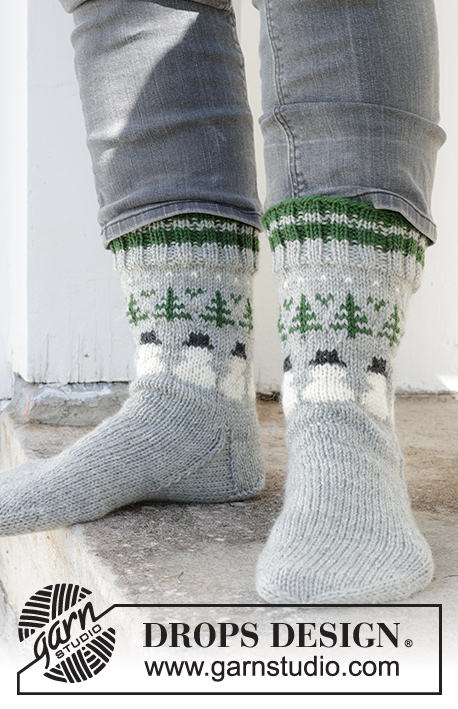 Snowman Time Socks / DROPS 233-16 - Gebreide sokken voor heren in DROPS Karisma. Het werk wordt van boven naar beneden gebreid met gekleurd kerstman- en sneeuwpop patroon. Maten 38 – 46. Thema: Kerst.