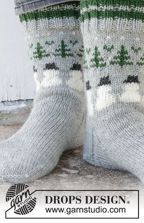 Snowman Time Socks / DROPS 233-16 - Gebreide sokken voor heren in DROPS Karisma. Het werk wordt van boven naar beneden gebreid met gekleurd kerstman- en sneeuwpop patroon. Maten 38 – 46. Thema: Kerst.