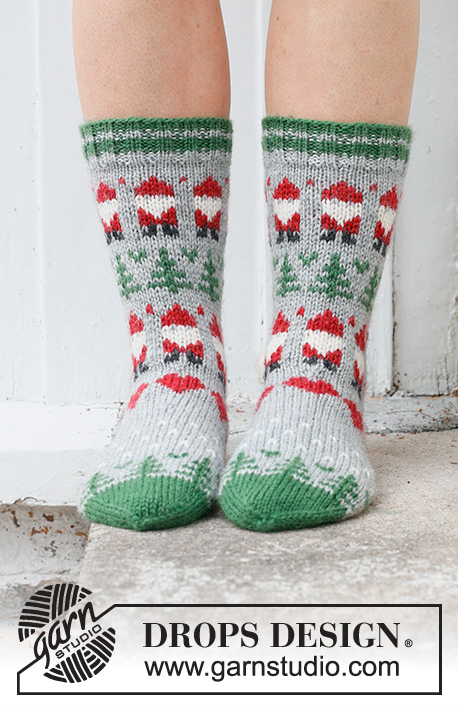 Christmas Time Socks / DROPS 234-63 - Strikkede sokker i DROPS Karisma. Arbeidet strikkes ovenfra og ned i flerfarget mønster med nisse, grantre og hjerte. Størrelse 35 – 43. Tema: Jul.
