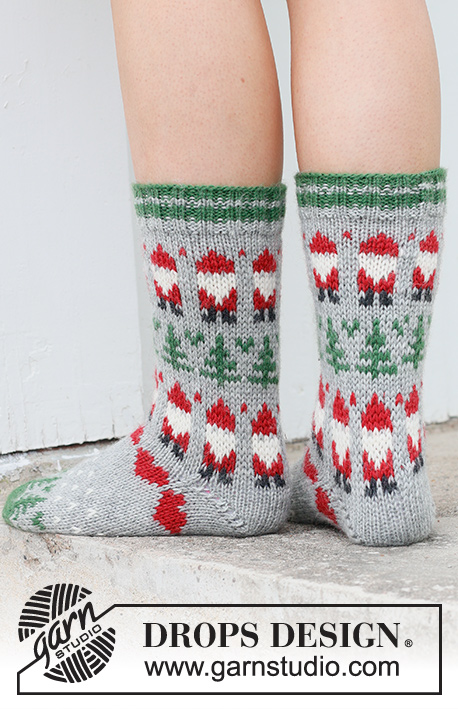 Christmas Time Socks / DROPS 234-63 - Strikkede sokker i DROPS Karisma. Arbejdet strikkes oppefra og ned i flerfarvet mønster med nisse, grantræ og hjerte. Størrelse 35 – 43. Tema: Jul.