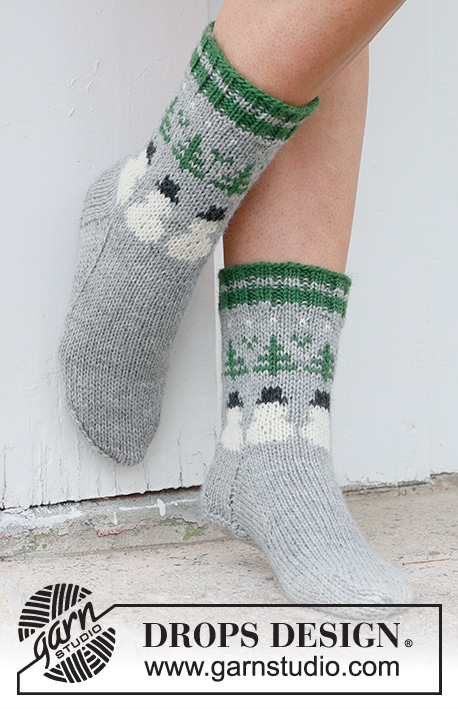 Snowman Time Socks / DROPS 234-64 - Kötött Drops zokni DROPS Karisma fonalból. A darabot fentről lefelé kötjük, színes, karácsonyfa és hóember mintával 35 - 43 -as méretben Téma: Karácsony