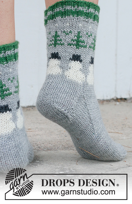 Snowman Time Socks / DROPS 234-64 - Chaussettes tricotées en DROPS Karisma. Se tricotent de haut en bas avec jacquard sapin de Noël et bonhomme de neige. Du 35 au 43. Thème: Noël.
