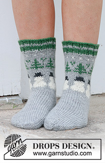 Snowman Time Socks / DROPS 234-64 - Strikkede sokker i DROPS Karisma. Arbeidet strikkes ovenfra og ned i flerfarget mønster med grantre og snømann. Størrelse 35 – 43. Tema: Jul.