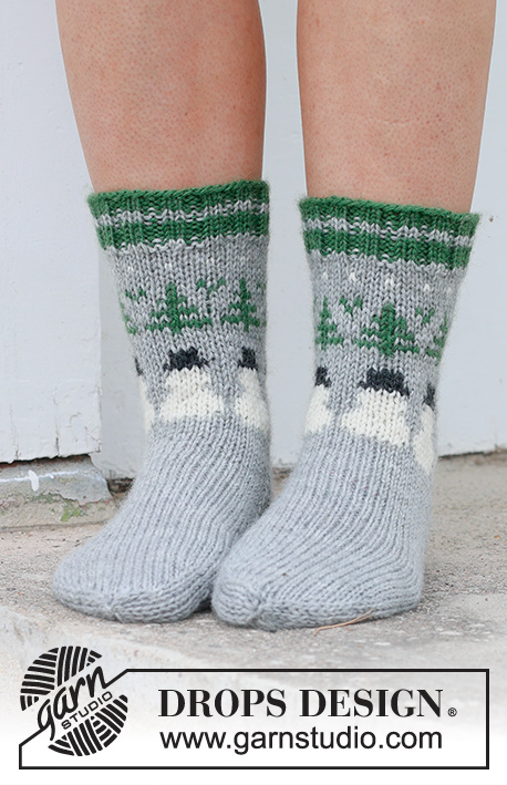 Snowman Time Socks / DROPS 234-64 - Gestrickte Socken in DROPS Karisma. Die Arbeit wird von oben nach unten mit mehrfarbigem Muster mit Tannen und Schneemännern gestrickt. Größe 35 – 43. Thema: Weihnachten.