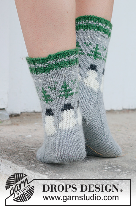 Snowman Time Socks / DROPS 234-64 - Stickade sockor i DROPS Karisma. Arbetet stickas uppifrån och ner i flerfärgat mönster med gran och snögubbe. Storlek 35 – 43. Tema: Jul.