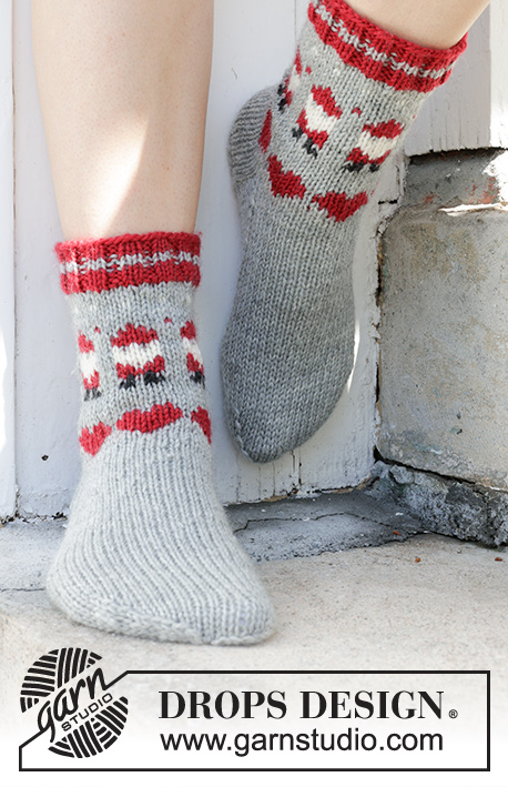 Santa Time Socks / DROPS 234-65 - Gebreide sokken in DROPS Karisma. Het werk wordt van boven naar beneden gebreid met gekleurde kerstman en hartpatroon. Maten 35 – 43. Thema: Kerst.