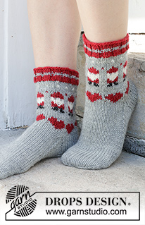 Santa Time Socks / DROPS 234-65 - Meias tricotadas em DROPS Karisma. Tricotam-se de cima para baixo com jacquard de Pai Natal e coração. Do 35 ao 43. Tema: Natal.