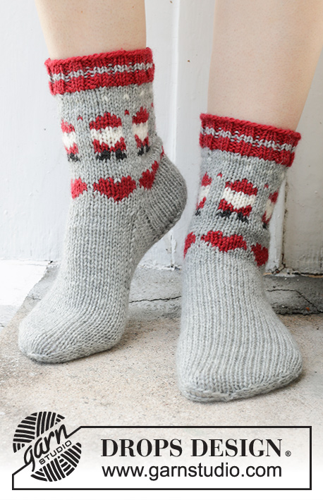 Santa Time Socks / DROPS 234-65 - Meias tricotadas em DROPS Karisma. Tricotam-se de cima para baixo com jacquard de Pai Natal e coração. Do 35 ao 43. Tema: Natal.