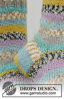 Country Charmers / DROPS 234-66 - Meias tricotadas de cima para baixo em ponto meia, em DROPS Fabel. Do 35 ao 43.