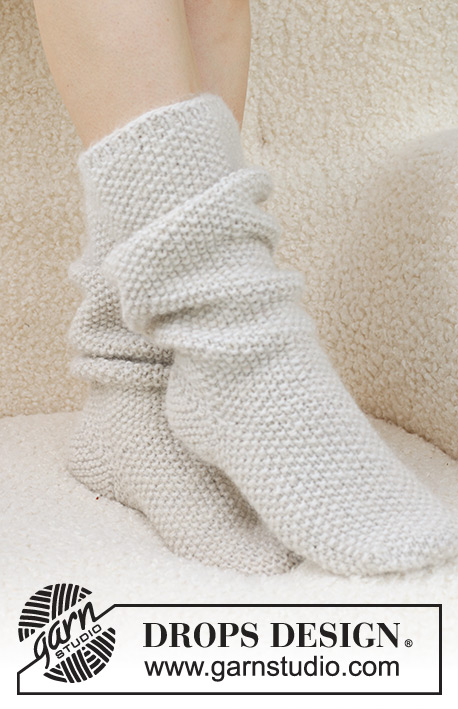 Snow White Socks / DROPS 234-73 - Ponožky pletené shora dolů perličkovým vzorem z příze DROPS Lima a DROPS Brushed Alpaca Silk. Velikost 35 – 43. Motiv: Vánoce.