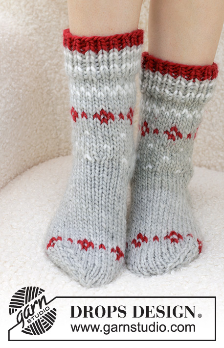 Christmas Sparkle Socks / DROPS 234-75 - Kötött zokni DROPS SNOW fonalból. A darabot fentről lefelé irányban készítjük, harisnyakötéssel, és norvégmintával. 35 - 43-as méretekben Karácsony