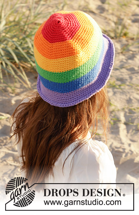 True Colours Hat / DROPS 238-19 - Pruhovaný duhový klobouk háčkovaný shora dolů z příze DROPS Paris. Velikost S – XL