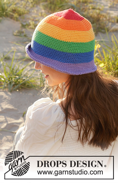 True Colours Hat / DROPS 238-19 - Pruhovaný duhový klobouk háčkovaný shora dolů z příze DROPS Paris. Velikost S – XL