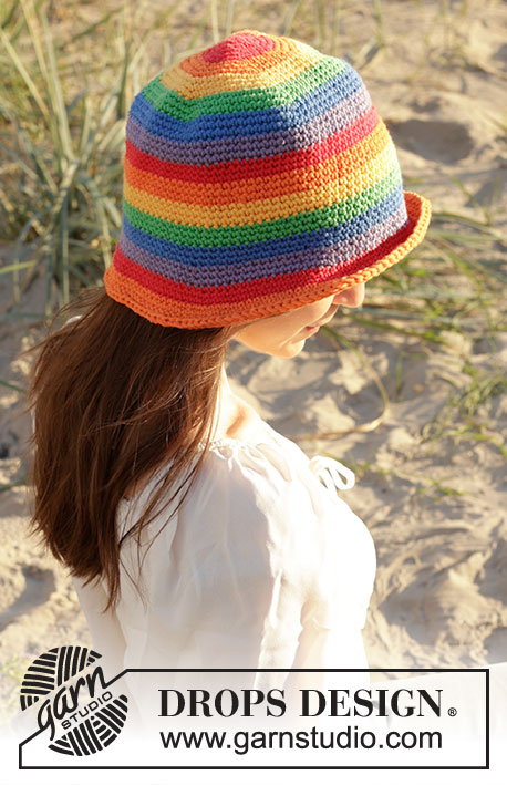 Double Rainbow Hat / DROPS 238-20 - Kapelusz na szydełku, przerabiany na okrągło, z góry na dół, w tęczowe paski, z włóczki DROPS Paris. Od S do XL