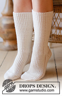 Coconut Cream / DROPS 238-26 - Kötött hosszú szárú zokni DROPS Nord fonalból. A darabot fentről lefelé irányban készítjük, bordás mintával 35 - 43 -as méretben