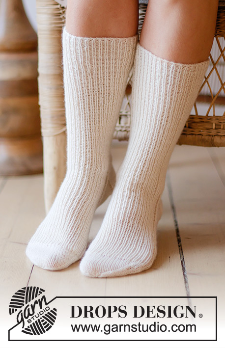 Coconut Cream / DROPS 238-26 - Kötött hosszú szárú zokni DROPS Nord fonalból. A darabot fentről lefelé irányban készítjük, bordás mintával 35 - 43 -as méretben