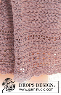 Beach Rendezvous / DROPS 239-35 - Gehaakte jurk in DROPS Muskat. Het werk wordt van boven naar beneden gehaakt met kantpatroon. Maten S - XXXL.