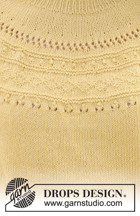 Sun Dream Tee / DROPS 240-24 - Strikket genser med korte ermer i DROPS Safran. Arbeidet strikkes ovenfra og ned med rundfelling og relieffmønster på bærestykket. Størrelse S - XXXL.