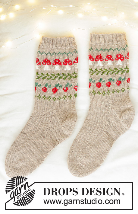 Mushroom Season Socks / DROPS 242-66 - Półdługie skarpetki na drutach, z włóczki DROPS Nord. Przerabiane od góry do dołu, z żakardem w grzybki i jagody. Od 35 do 43. Temat: Boże Narodzenie.