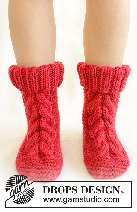 Jolly Cable Slippers / DROPS 242-68 - Ponožky – papučky s copánky pletené vroubkovým vzorem shora dolů z příze DROPS Snow. Velikost 35 – 41. Motiv: Vánoce.
