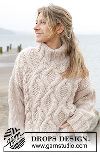 Cable Beach Sweater / DROPS 243-23 - Pull oversize tricoté de haut en bas, en DROPS Snow. Se tricote avec torsades, fente sur les côtés et col doublé. Du S au XXXL.