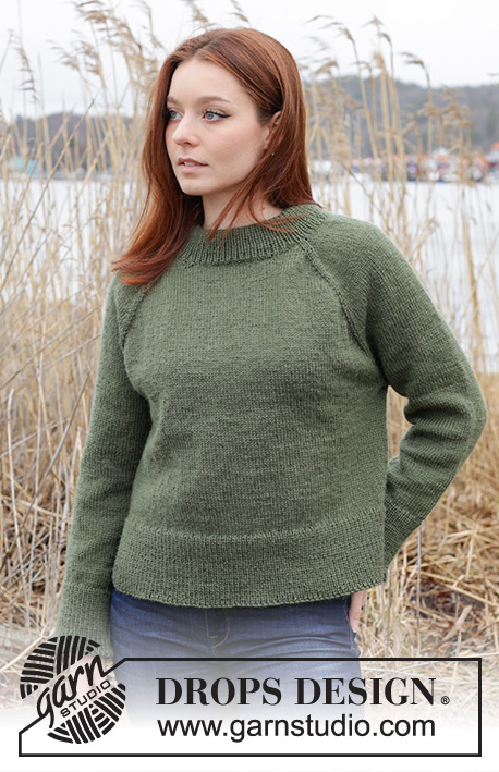 Sea Maiden Sweater / DROPS 244-18 - Sweter na drutach, przerabiany od góry do dołu z włóczki DROPS Karisma. Z podwójnym wykończeniem dekoltu, reglanowymi rękawami i pęknięciami na bokach. Od S do XXXL.