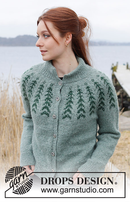Ancient Woodlands Cardigan / DROPS 244-2 - Rozpinany sweter na drutach, przerabiany od góry do dołu, z włóczki DROPS Sky. Z podwójnym wykończeniem dekoltu, zaokrąglonym karczkiem, żakardem norweskim i pęknięciem na bokach. Od S do XXXL.