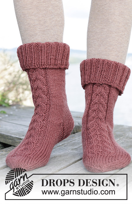 Balancing Act / DROPS 244-37 - Kötött félhosszú zokni férfiaknak DROPS Nepal fonalból. A darabot fentről lefelé irányban készítjük, dupla bordásmintával és csavartmintával 35 - 43-as méretben.