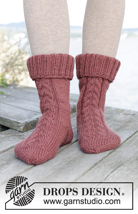 Balancing Act / DROPS 244-37 - Kötött félhosszú zokni férfiaknak DROPS Nepal fonalból. A darabot fentről lefelé irányban készítjük, dupla bordásmintával és csavartmintával 35 - 43-as méretben.