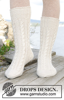 Frosted Links / DROPS 244-39 - Ponožky s copánky pletené z příze DROPS Karisma. Velikost 35 - 43