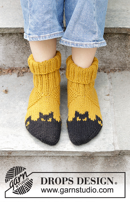 Holy Socks! / DROPS 244-43 - Pantufas tricotadas em DROPS Alaska. Tricotam-se a partir da ponta, com jacquard de morcegos. Do 35 ao 43. Tema: Halloween.