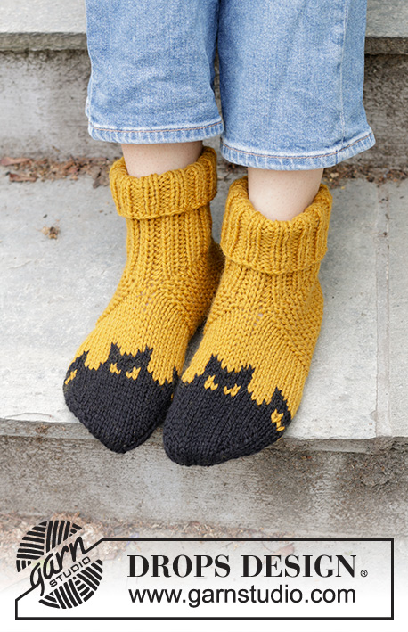 Holy Socks! / DROPS 244-43 - Pantufas tricotadas em DROPS Alaska. Tricotam-se a partir da ponta, com jacquard de morcegos. Do 35 ao 43. Tema: Halloween.