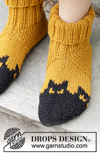Holy Socks! / DROPS 244-43 - Gestrickte Hausschuhe in DROPS Alaska. Die Arbeit wird ab der Spitze nach oben mit mehrfarbigem Muster mit Fledermäusen gestrickt. Größe 35-43. Thema: Halloween.