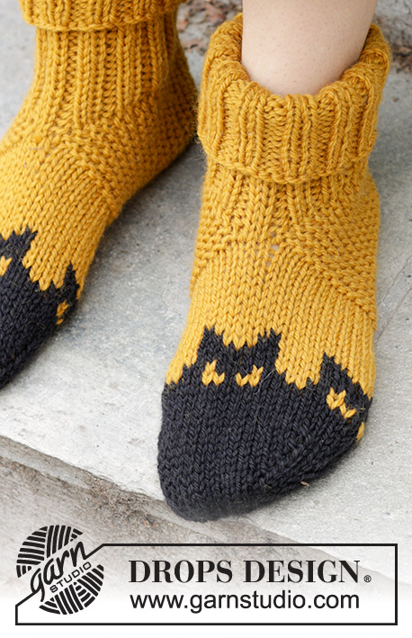 Holy Socks! / DROPS 244-43 - Stickade tofflor i DROPS Alaska. Arbetet stickas från tån och upp med flerfärgat mönster med fladdermöss. Storlek 35-43. Tema: Halloween.