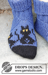 Bewitched Cat Socks / DROPS 244-44 - Stickade tofflor i DROPS Alaska. Arbetet stickas från tån och upp med flerfärgat mönster med katter. Storlek 35-43. Tema: Halloween.