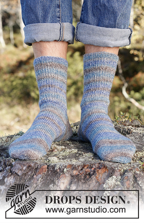 Mountain Mist Socks / DROPS 246-36 - Gebreide sokken voor heren in DROPS Fabel. Het werk wordt van boven naar beneden gebreid met boordsteek en tricotsteek. Maten 38 - 46.