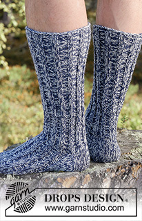 Hiker's Rest Socks / DROPS 246-37 - Chaussettes tricotées pour homme, avec 2 fils DROPS Fabel. Se tricotent de haut en bas, en côtes. Du 38 au 46.