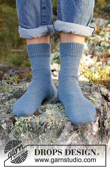 Seaside Streakers / DROPS 246-38 - Knitted socks for men in DROPS Nord. The piece is worked top down. 
Sizes 38 - 46.