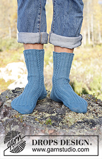 Memphis Socks / DROPS 246-39 - Chaussettes tricotées pour homme avec côtes et torsades en DROPS Fabel. Du 38 au 46.