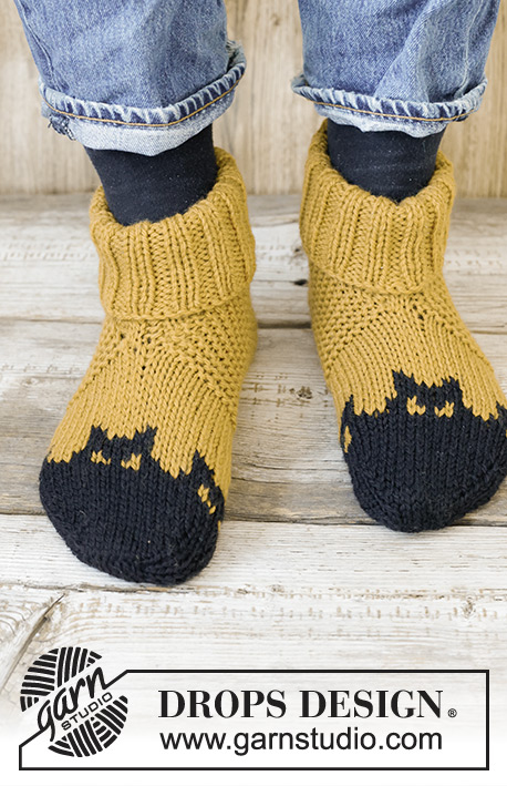 Holy Socks! / DROPS 246-40 - Zapatillas a punto para hombres en DROPS Alaska. La labor está realizada desde la  punta hacia arriba, con patrón de jacquard con gatos. Tallas 38-46. Tema: Halloween.